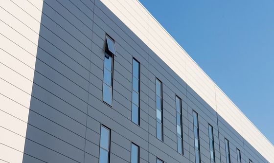 Gudang Struktur Baja Industri dengan Pintu Gulung dan Sistem Pelapis Wol Batu Tahan Api