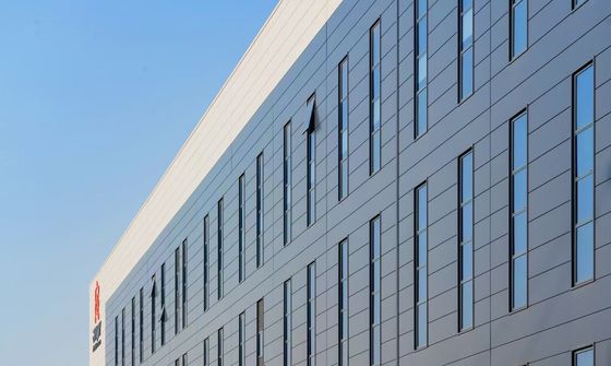 Gudang Struktur Baja Industri dengan Pintu Gulung dan Sistem Pelapis Wol Batu Tahan Api