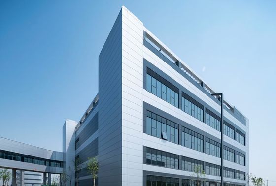 Gudang Struktur Baja Industri dengan Pintu Gulung dan Sistem Pelapis Wol Batu Tahan Api