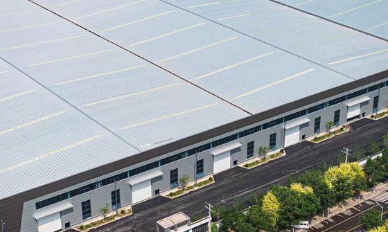 Desain gudang struktur baja tahan lama dan solusi pembuatan dengan panel sandwich